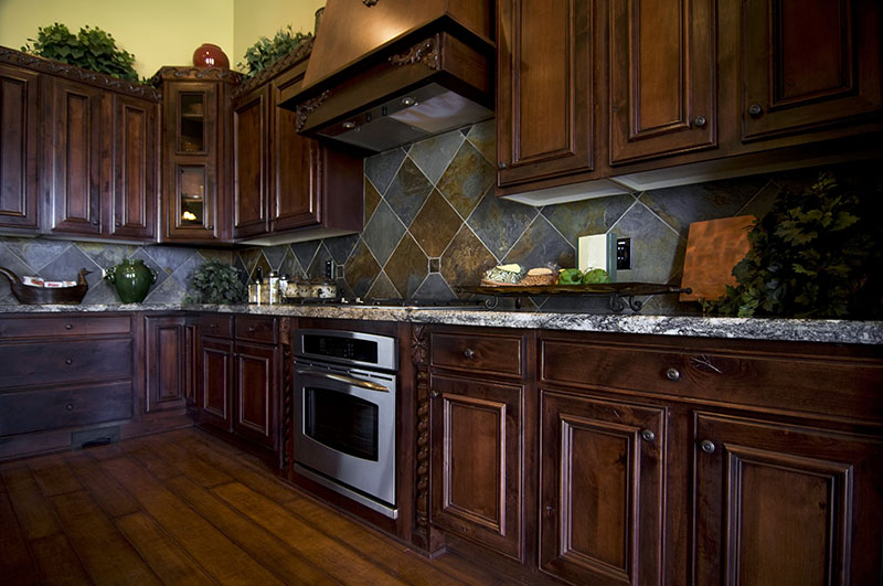 深色地板和櫥櫃與廚房的真實安排