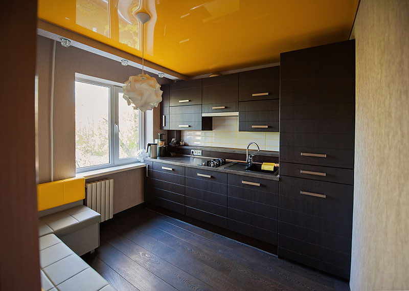 深棕色的地板與廚房櫥櫃相匹配，讓廚房散發出溫暖的氣息