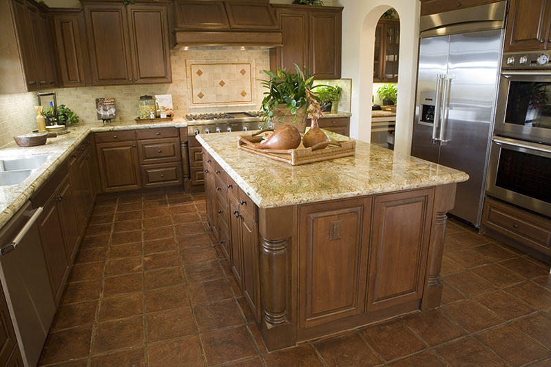 淺棕色的廚房設計，瓷磚與島嶼的棕色木材和櫥櫃相匹配