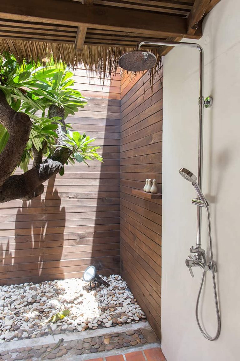 9 Outdoor Shower Floor Ideas For The Perfect Outdoor Refresh - Homenish