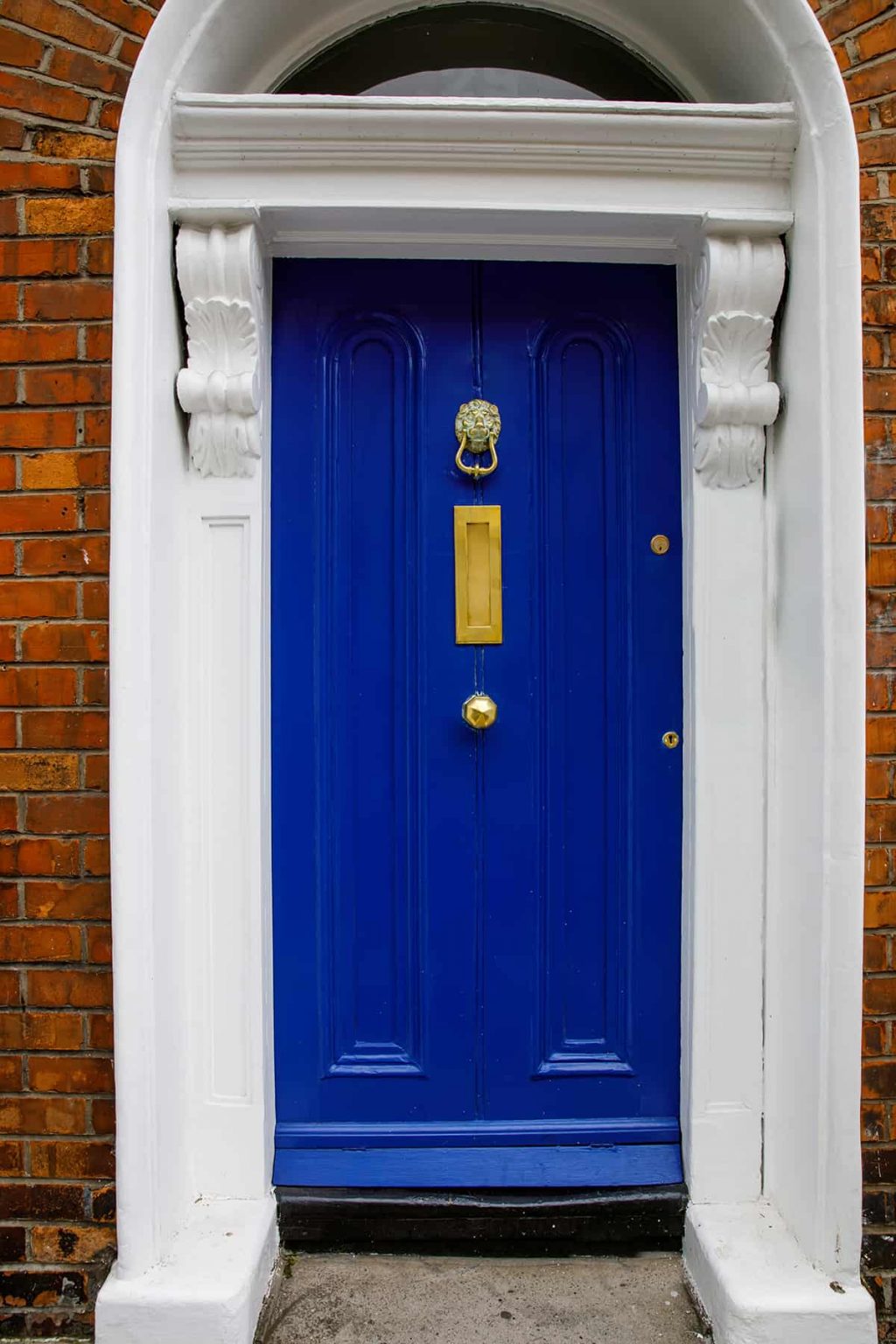 11 Front Door Colors for a Red Brick House - Homenish