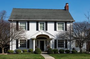 11 Appealing House Colors with a Black Roof - Homenish