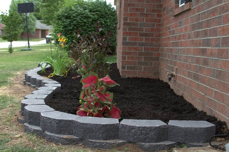 What Color Mulch Goes with A Red Brick House? - Homenish