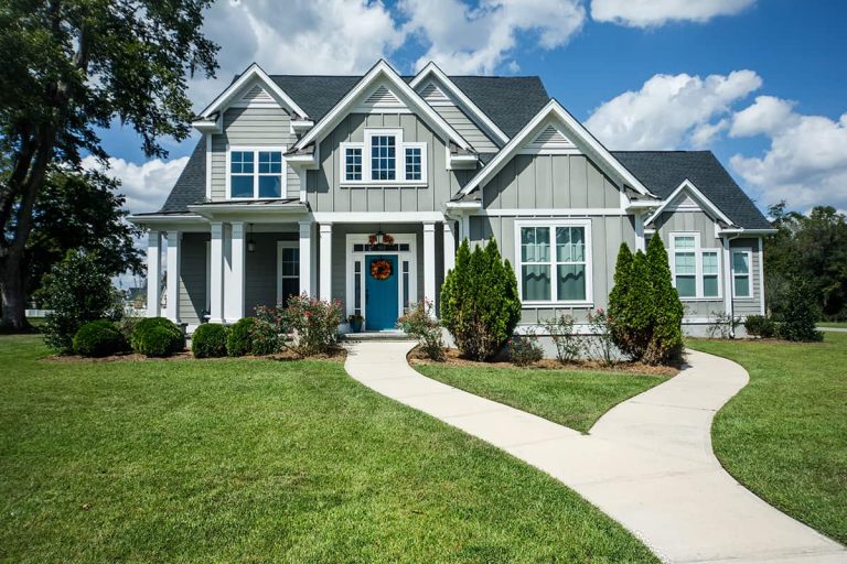 What Color House Goes with Gray Roof: 8 Exterior Color Ideas - Homenish