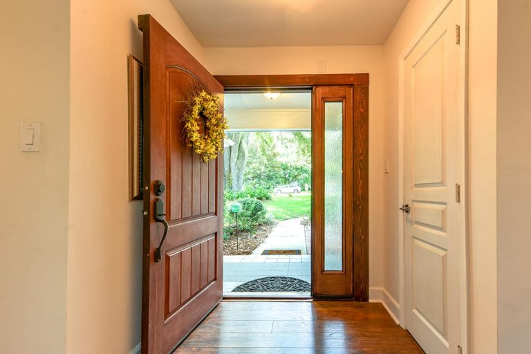 How to Keep Screen Door from Slamming (8 Suggestions) - Homenish