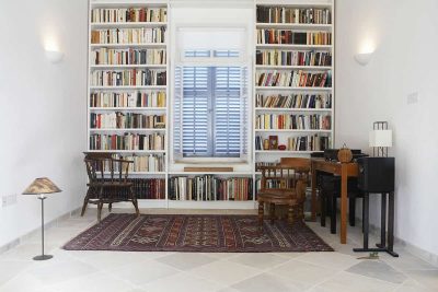 Ideas for bookshelves around windows